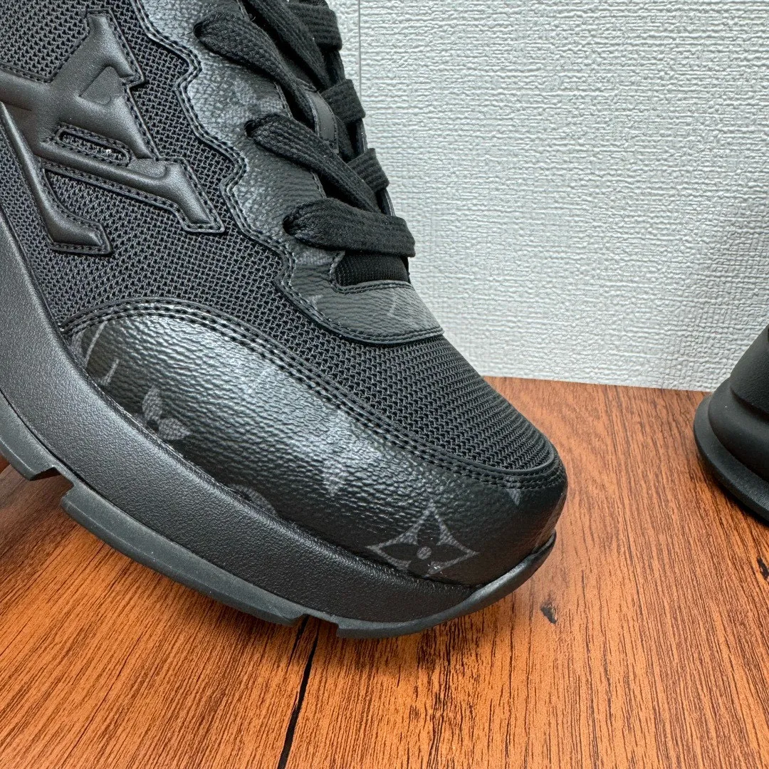 Men's shoes: 480💰LV Classic men's sports shoes are shipped. Lightweight thick-soled chubby bread shoes, super versatile and multiple styles are coming! This sneaker is made of smooth cowhide punching and grained cowhide stitching to create an elegant design. Grained cowhide is stitched with technical mesh, and smooth cowhide and grained cowhide are combined in multiple styles. The color is classic and versatile, and it can be easily integrated into various styles. The eye-catching LV letters are marked on the side of the shoe, the tongue is decorated with LV embroidered letter web logo, the brand logo is screen-printed on the heel, and the lightweight rubber outsole is embellished with Vuitton's personalized logo. The fabric-lined foot pads make your feet fashionable, handsome and versatile! Comes with full original packaging! Size: 38-44, customized 45